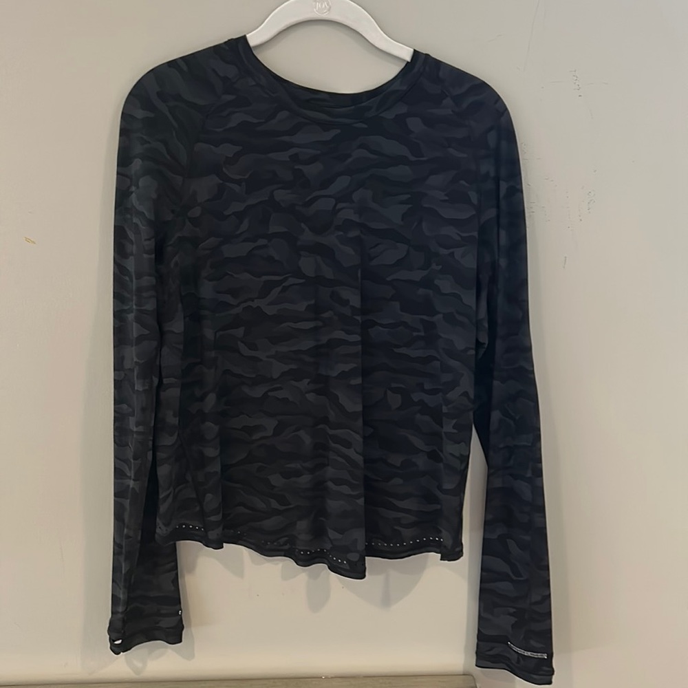 LuluLemon Long Sleeve, Size 4, Cutout in Back.